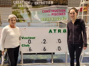 Evelyne Lucas (30/3), à gauche sur la photo, s'impose contre Louise Boulenger (30/5) 6/0 6/2.