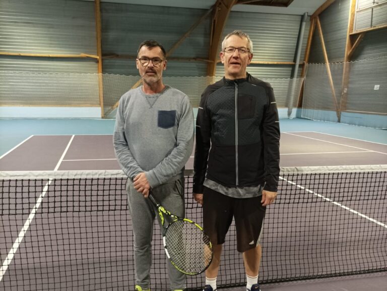 Philippe Brillant (gauche sur la photo) s'est imposé face à Michel Quentin 6/1 6/0