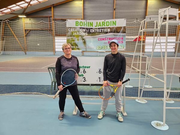 Laurine Atzori (30/3), à droite sur la photo, s'impose face à Sandrine Aubin (30/3) 6/3 6/1.