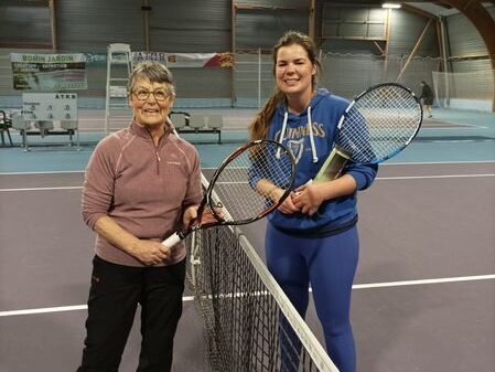 Françoise Goubert (30/5), à gauche sur la photo s'impose face à Sophie Dissaux (40) 6/0 6/1. 