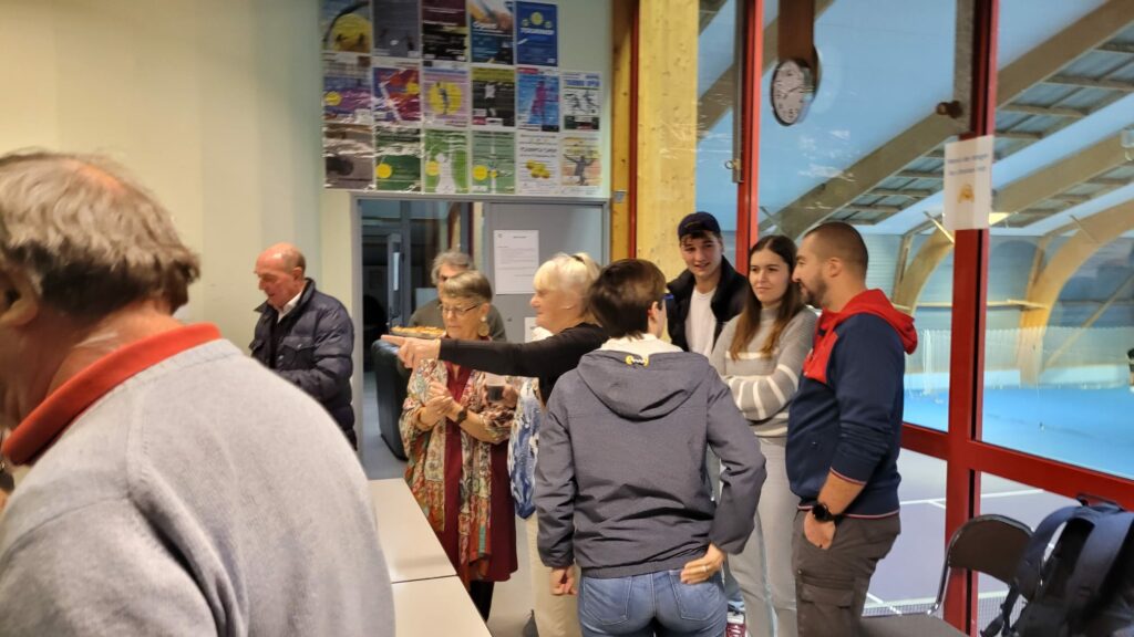 Notre Assemblée Générale s'est tenue le vendredi 07 novembre 2025 au Club de tennis.
L'occasion pour le Président et les membres du bureau de faire un bilan de l'année passée et de vous présenter les animations à venir.
Merci aux représentants de la Mairie d'avoir été présents.
Merci à nos adhérents d'être présents également.
Nous avons le plaisir d'accueillir deux nouveaux membres Juliette LEBON et Abel SAHUT.
Nous leur souhaitons la bienvenue.
Merci aux membres du bureau pour leur investissement.